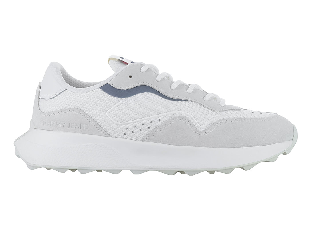 Tenis Tommy Hilfiger modelo Runner Mix Material en color ecru con suela blanca y diseño deportivo.