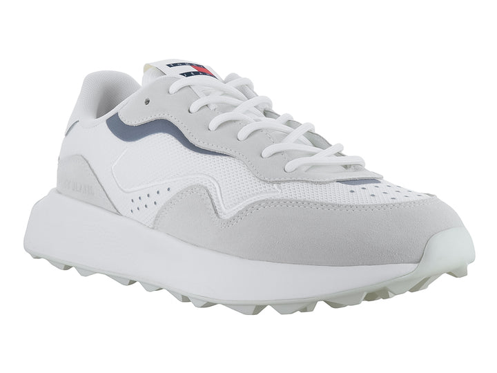 Tenis Tommy Hilfiger modelo Runner Mix Material en color ecru con suela blanca y diseño deportivo.