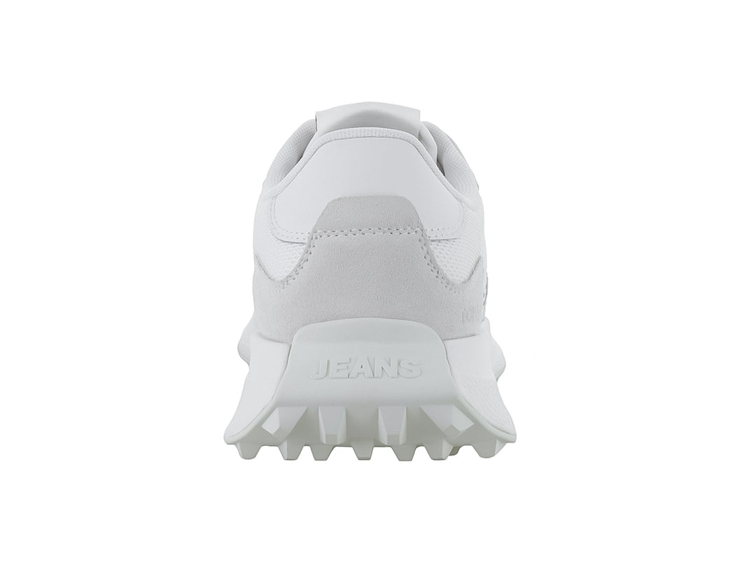 Tenis Tommy Hilfiger modelo Runner Mix Material en color ecru con suela blanca y diseño deportivo.