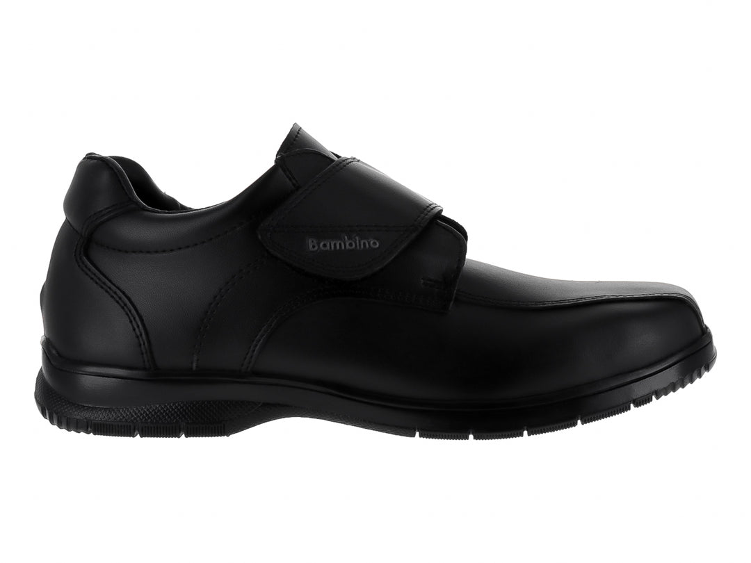 Zapato formal negro para niño con correa de velcro y suela negra.