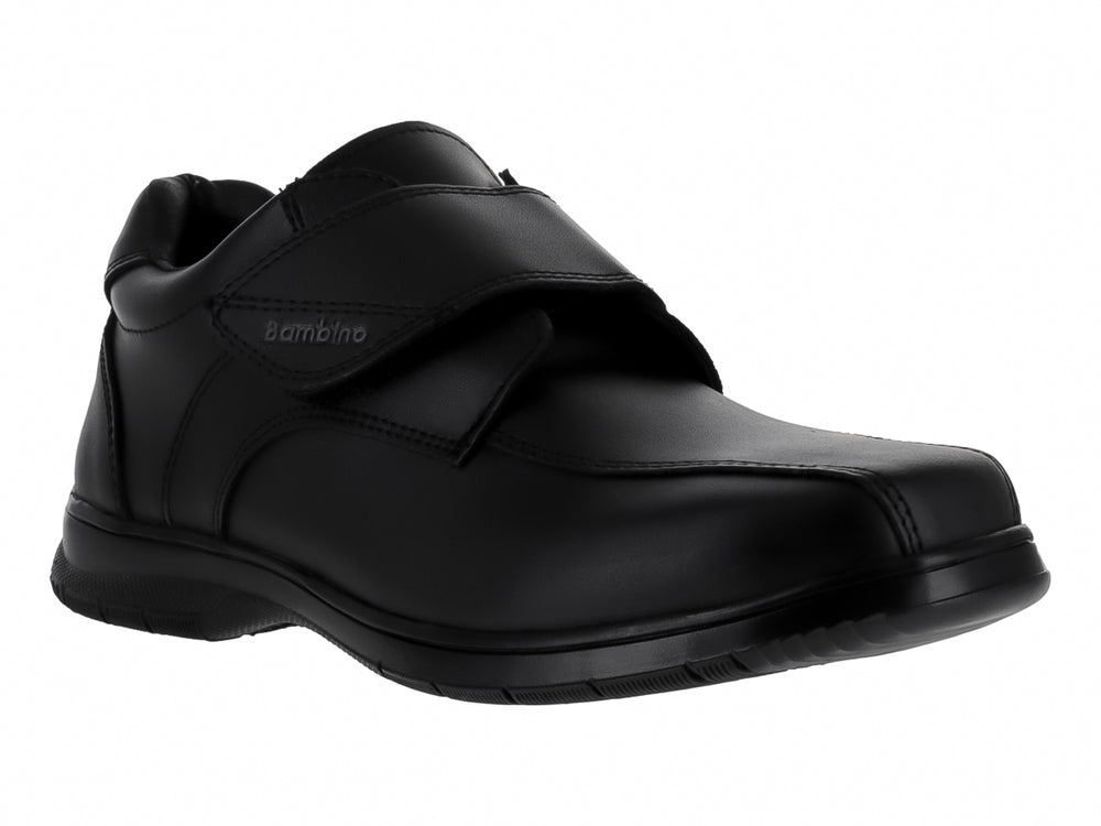 Zapato formal negro para niño con correa de velcro y suela negra.