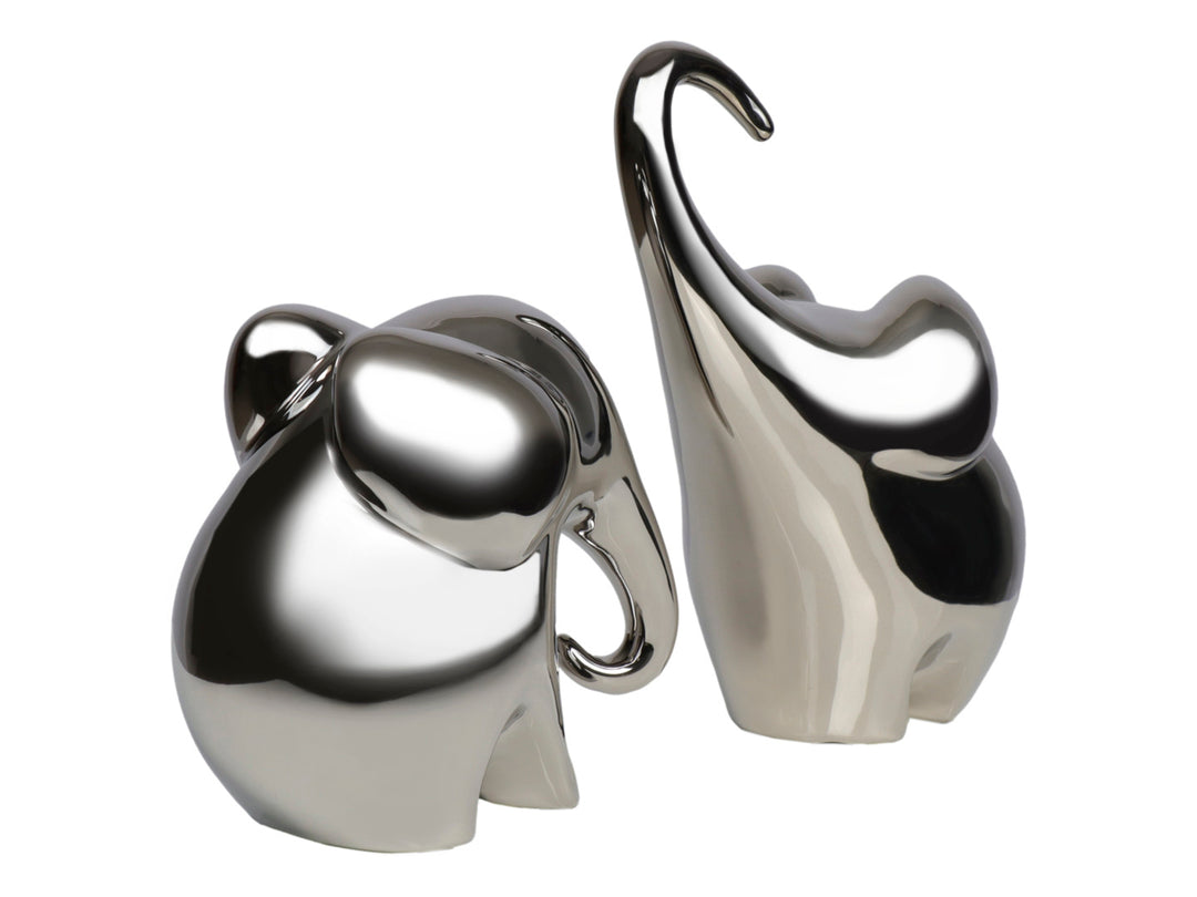Set de dos figuras decorativas de elefantes en cerámica con acabado brillante color plata.