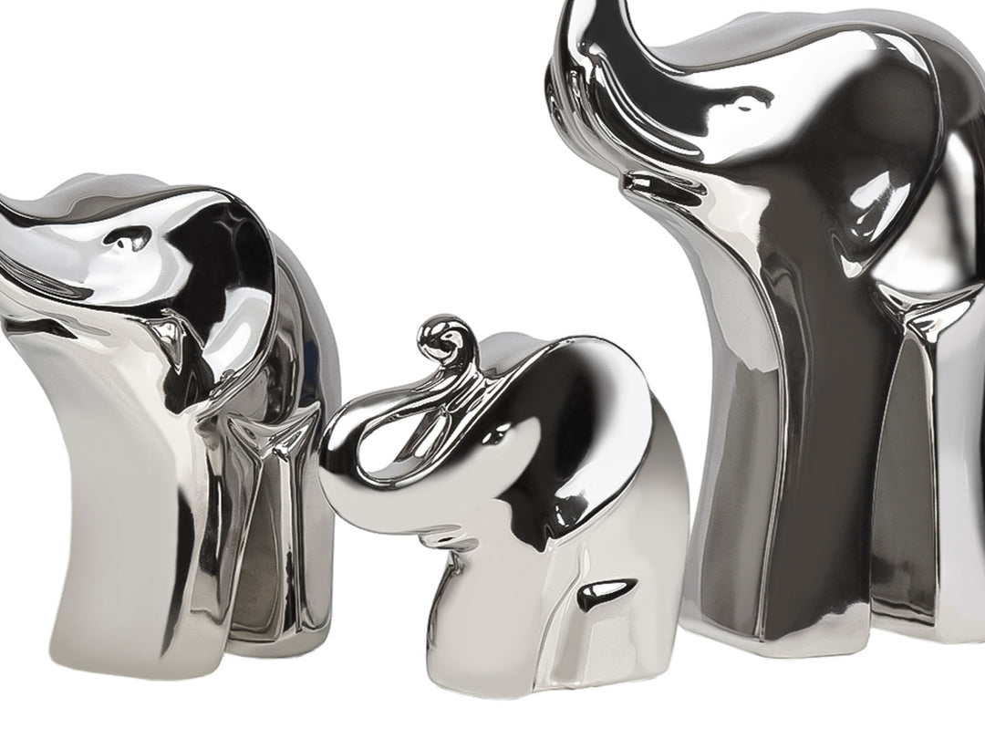 Set de tres figuras decorativas de elefantes en cerámica con acabado metálico color plata brillante.