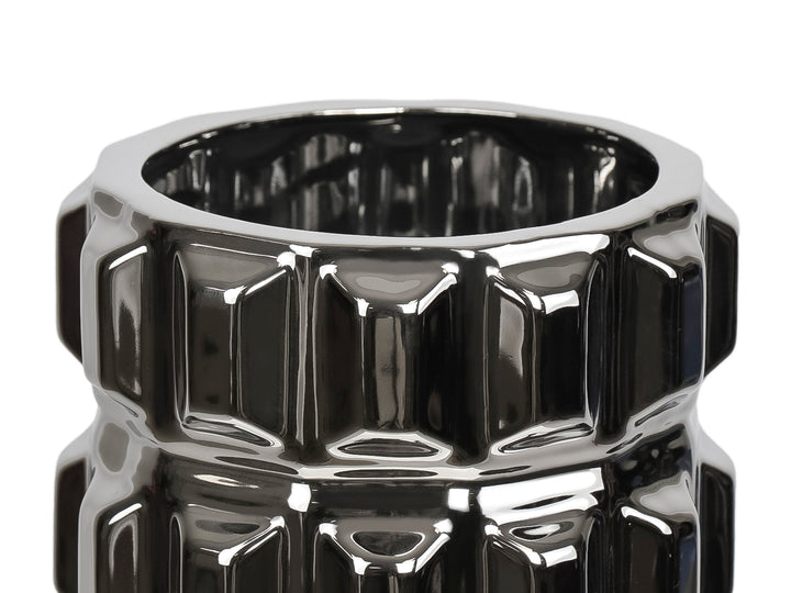 Florero decorativo cilíndrico de cerámica en color plata metálico con diseño geométrico de cuadros en relieve.