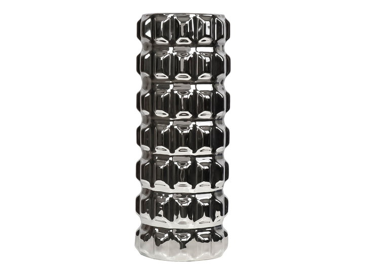 Florero decorativo cilíndrico de cerámica en color plata metálico con relieve geométrico de cuadros grandes.