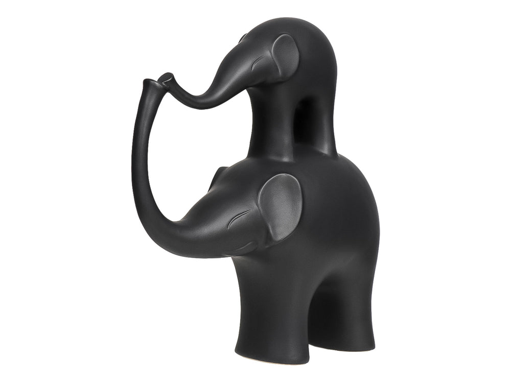 Figura decorativa de cerámica color chocolate que representa a un elefante pequeño sobre uno grande con trompas entrelazadas.