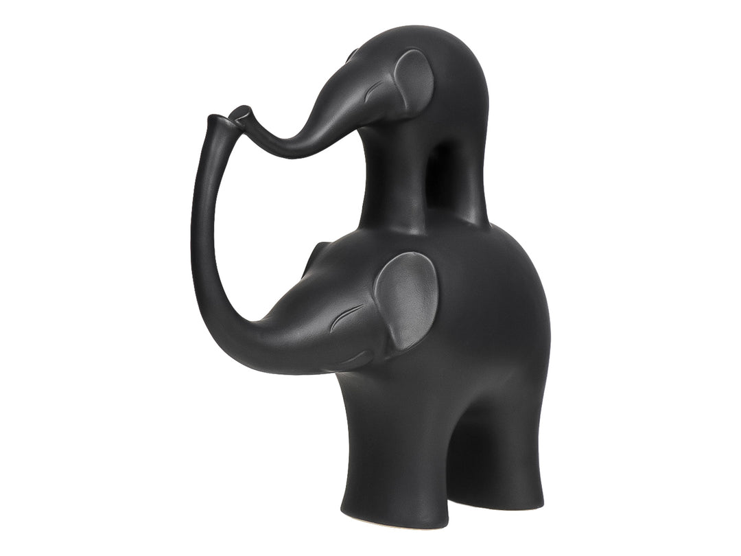 Figura decorativa de cerámica color chocolate que representa a un elefante pequeño sobre uno grande con trompas entrelazadas.