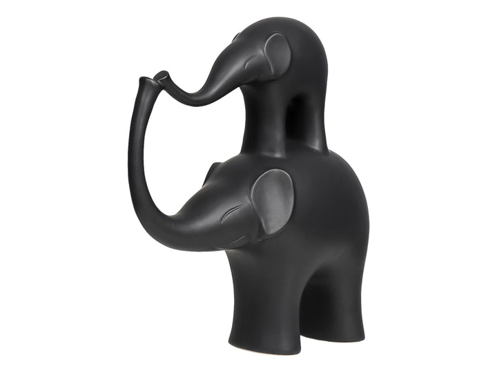 Figura decorativa de cerámica color chocolate que representa a un elefante pequeño sobre uno grande con trompas entrelazadas.
