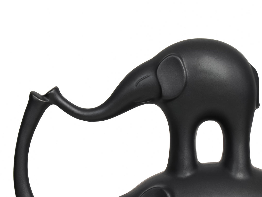 Figura decorativa de cerámica color chocolate que representa a un elefante pequeño sobre uno grande con trompas entrelazadas.