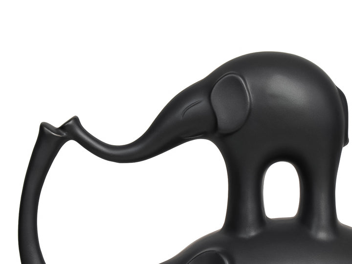 Figura decorativa de cerámica color chocolate que representa a un elefante pequeño sobre uno grande con trompas entrelazadas.