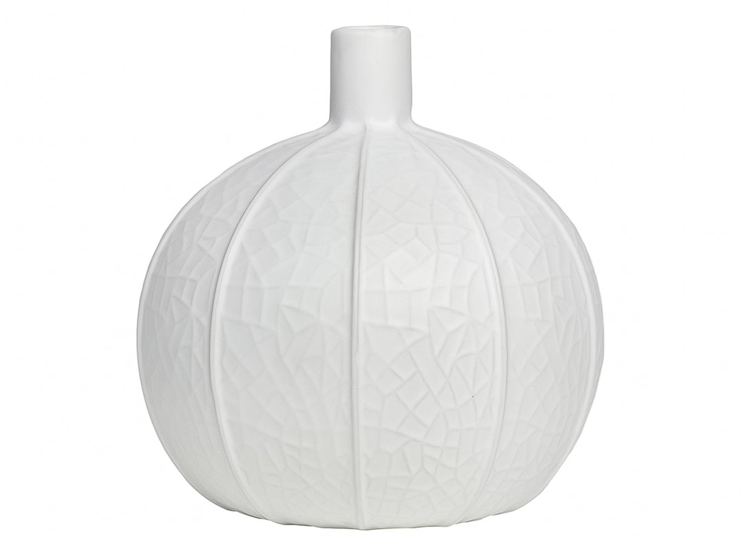 Florero decorativo de cerámica blanca en forma de esfera con textura geométrica prismática y cuello estrecho.