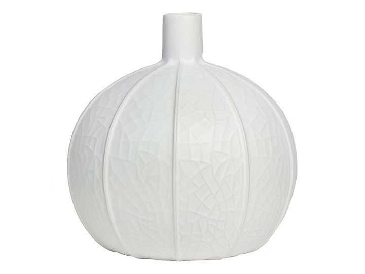 Florero decorativo de cerámica blanca en forma de esfera con textura geométrica prismática y cuello estrecho.