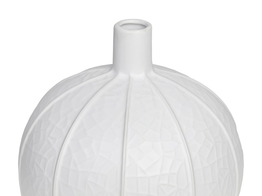 Florero decorativo de cerámica blanca en forma de esfera con textura geométrica prismática y cuello estrecho.