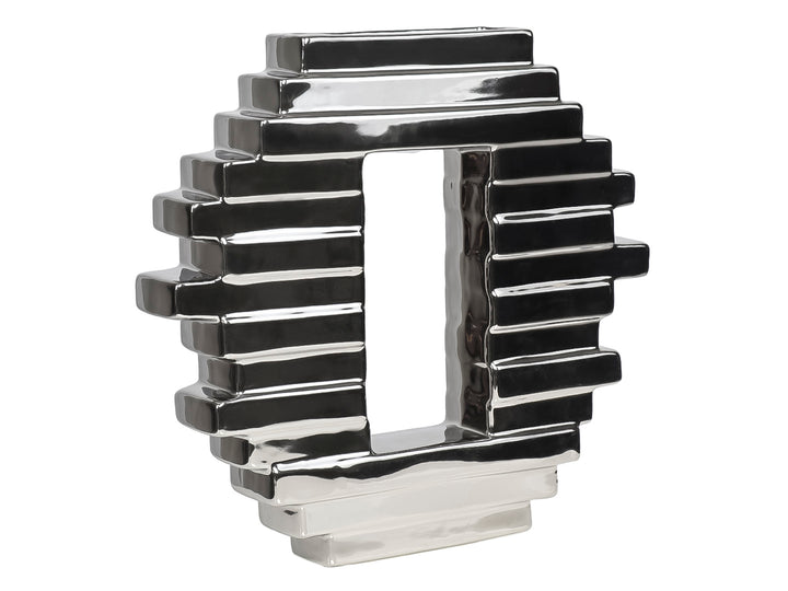 Florero decorativo de cerámica en color plata metálico con diseño geométrico de prismas y centro hueco.