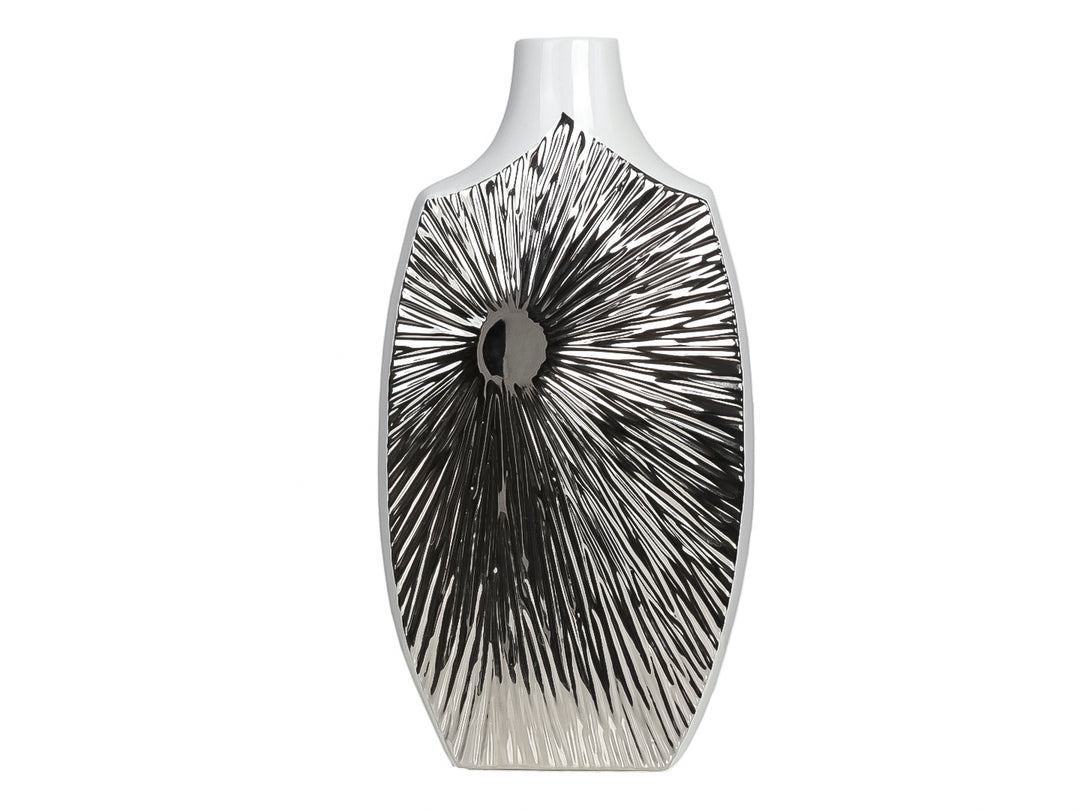 Florero decorativo de cerámica blanco con estampado metálico plateado en forma de prisma.