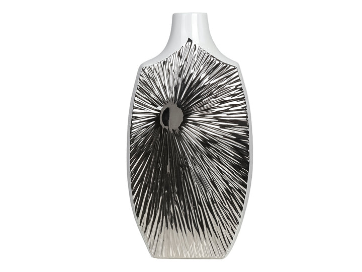 Florero decorativo de cerámica blanco con estampado metálico plateado en forma de prisma.