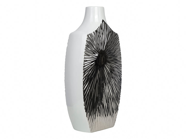 Florero decorativo de cerámica blanco con estampado metálico plateado en forma de prisma.