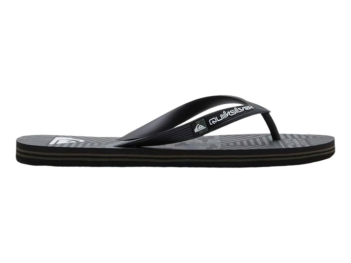 Sandalias Quiksilver color negro con detalles en gris, diseño plano y correa sencilla.