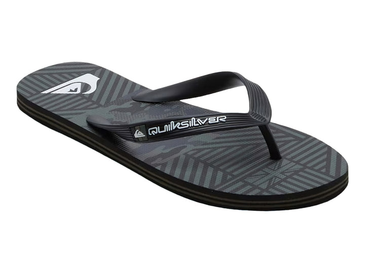 Sandalias Quiksilver color negro con detalles en gris, diseño plano y correa sencilla.