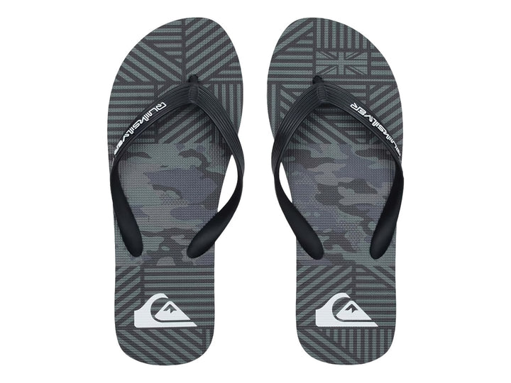 Sandalias Quiksilver color negro con detalles en gris, diseño plano y correa sencilla.