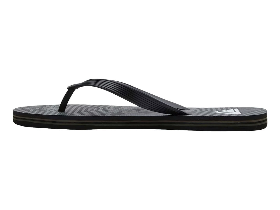 Sandalias Quiksilver color negro con detalles en gris, diseño plano y correa sencilla.