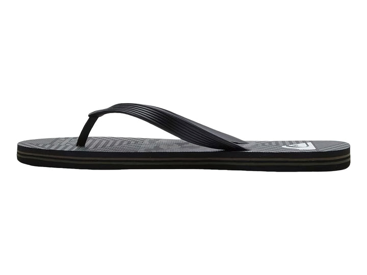 Sandalias Quiksilver color negro con detalles en gris, diseño plano y correa sencilla.
