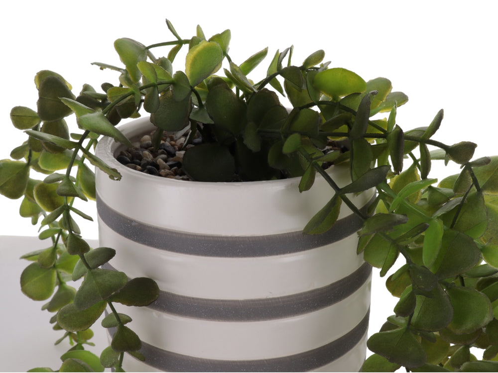 Planta artificial verde en maceta cilíndrica de dolomita con rayas blancas y grises.