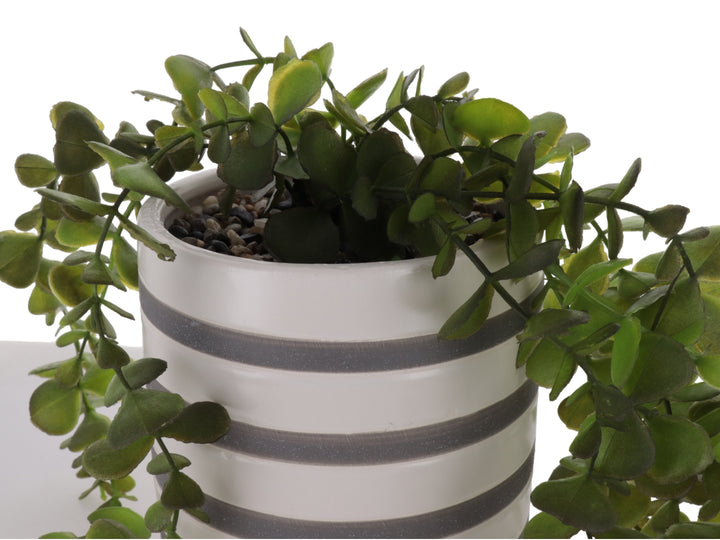 Planta artificial verde en maceta cilíndrica de dolomita con rayas blancas y grises.