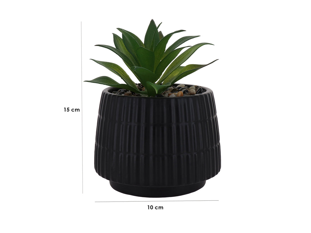 Planta artificial verde en maceta decorativa de dolomita color negro con textura acanalada.