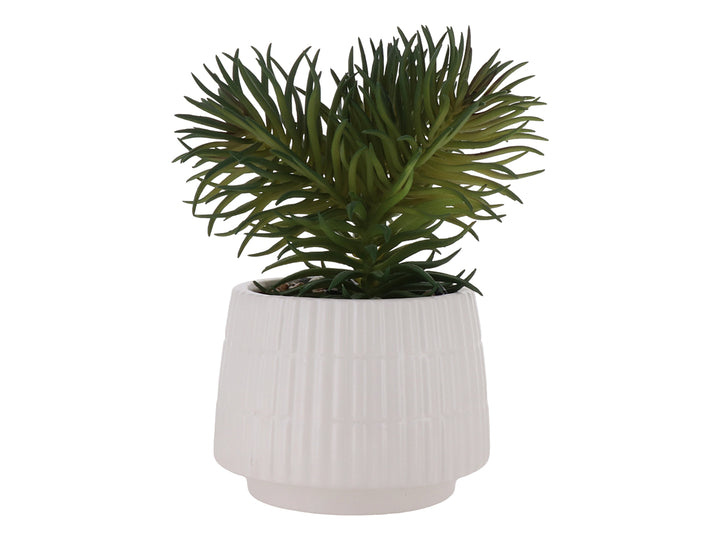 Planta artificial verde en maceta decorativa de dolomita blanca con diseño de prisma cuadrada.