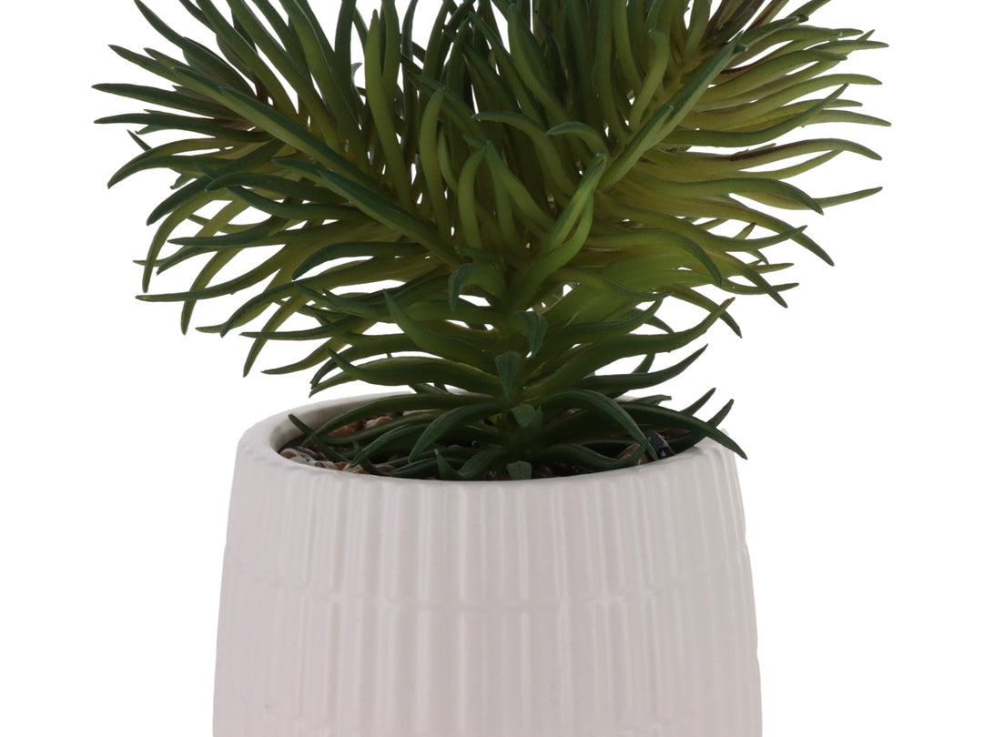 Planta artificial verde en maceta decorativa de dolomita blanca con diseño de prisma cuadrada.