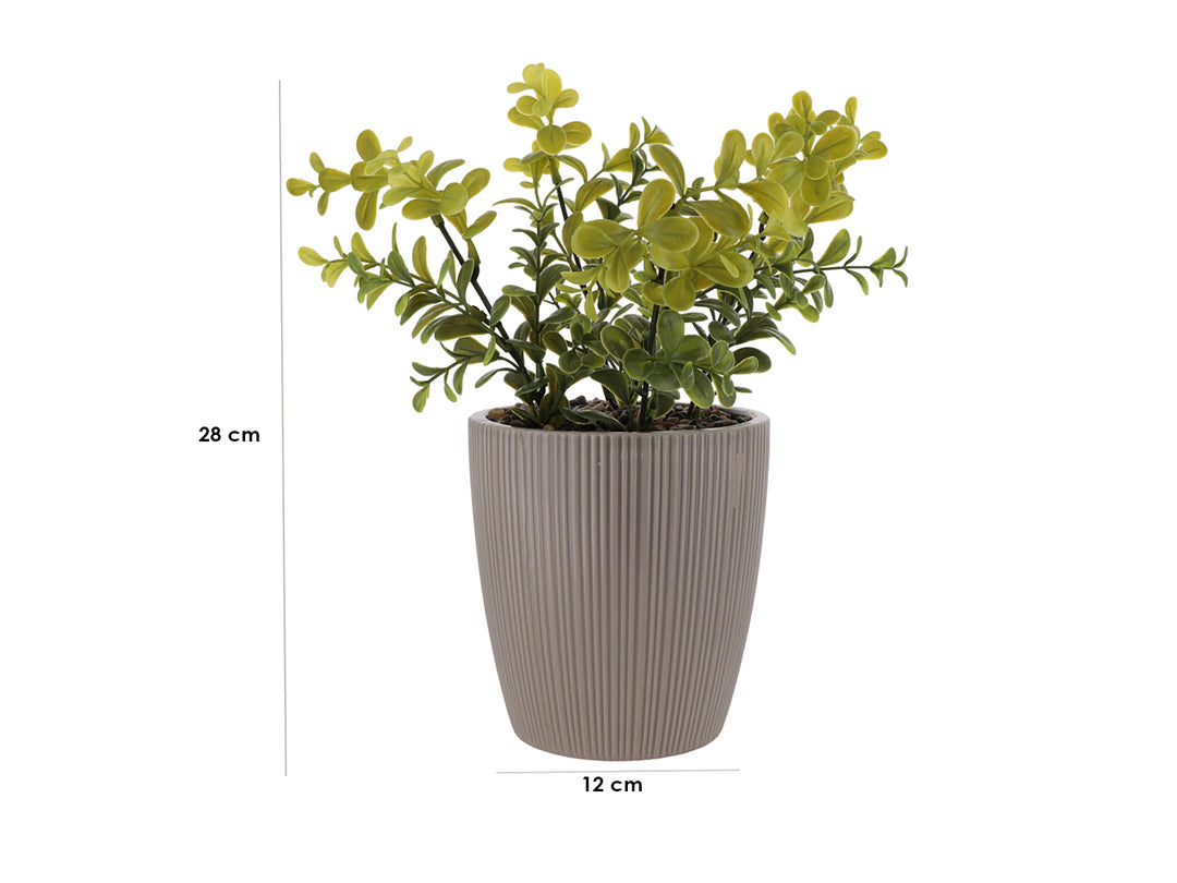 Planta artificial verde en maceta decorativa de dolomita color beige con textura acanalada.