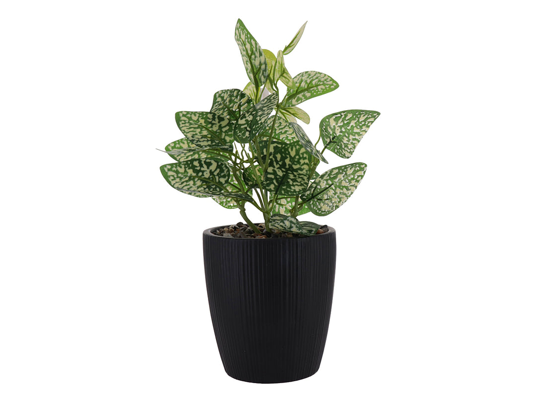 Planta artificial con hojas verdes y blancas en maceta decorativa de color negro acanalada.