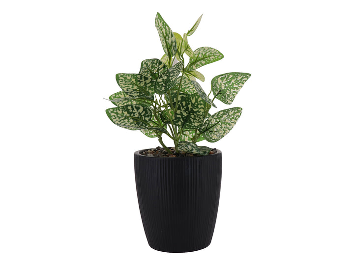 Planta artificial con hojas verdes y blancas en maceta decorativa de color negro acanalada.