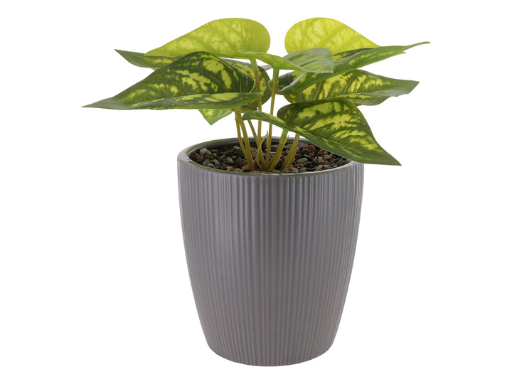 Planta artificial verde en maceta decorativa gris acanalada de dolomita.