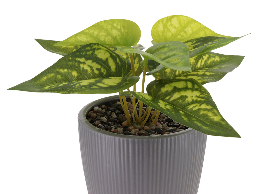 Planta artificial verde en maceta decorativa gris acanalada de dolomita.