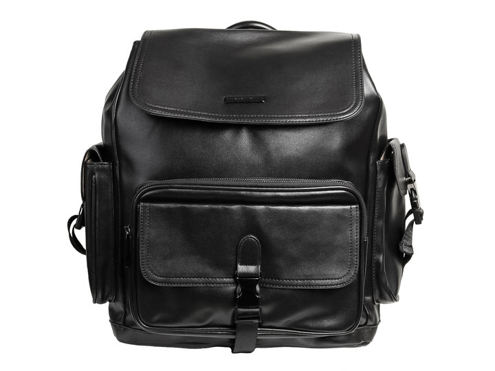 Mochila color negro de material sintético con múltiples bolsillos frontales y laterales.