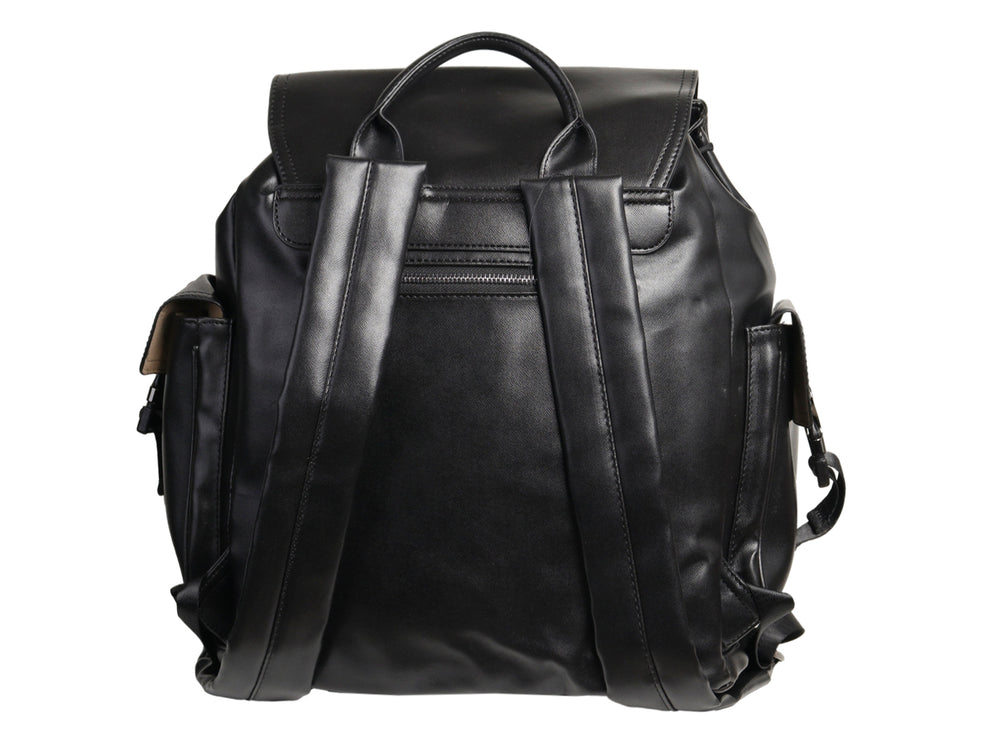 Mochila color negro de material sintético con múltiples bolsillos frontales y laterales.
