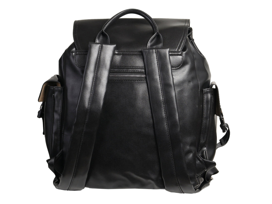 Mochila color negro de material sintético con múltiples bolsillos frontales y laterales.