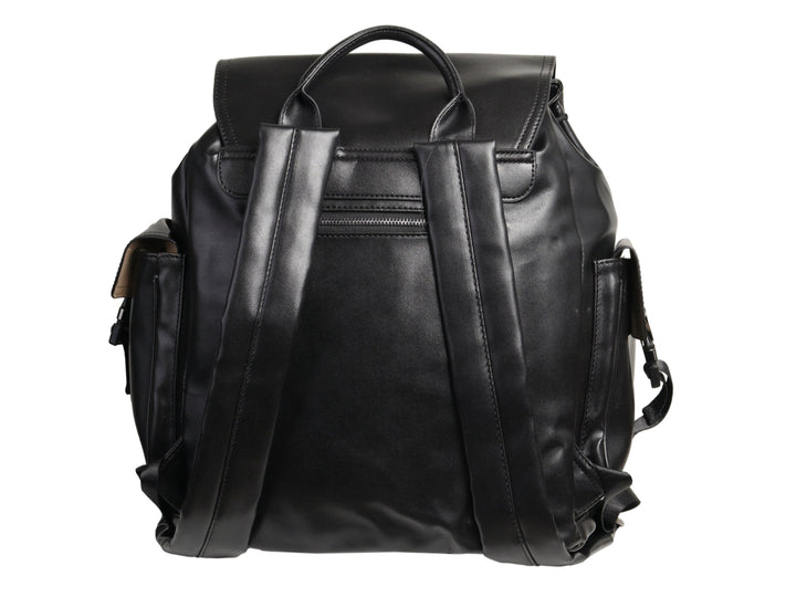 Mochila color negro de material sintético con múltiples bolsillos frontales y laterales.