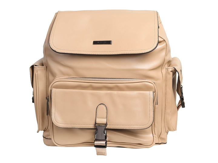 Mochila escolar de color taupe con solapa superior, bolsillo frontal con hebilla y bolsillos laterales.