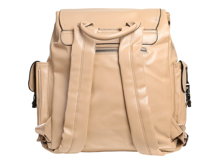 Mochila escolar de color taupe con solapa superior, bolsillo frontal con hebilla y bolsillos laterales.