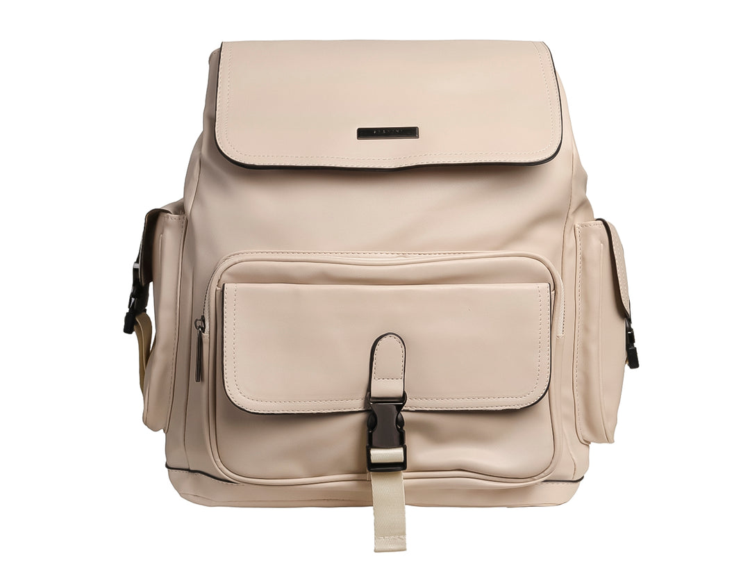 Mochila escolar color nude con bolsillo frontal y hebilla decorativa.