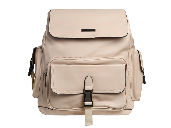 Mochila escolar color nude con bolsillo frontal y hebilla decorativa.
