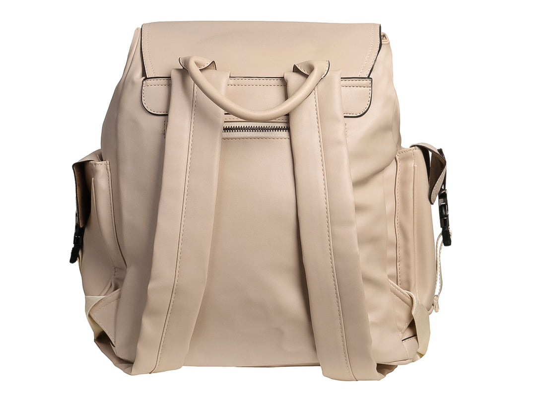 Mochila escolar color nude con bolsillo frontal y hebilla decorativa.