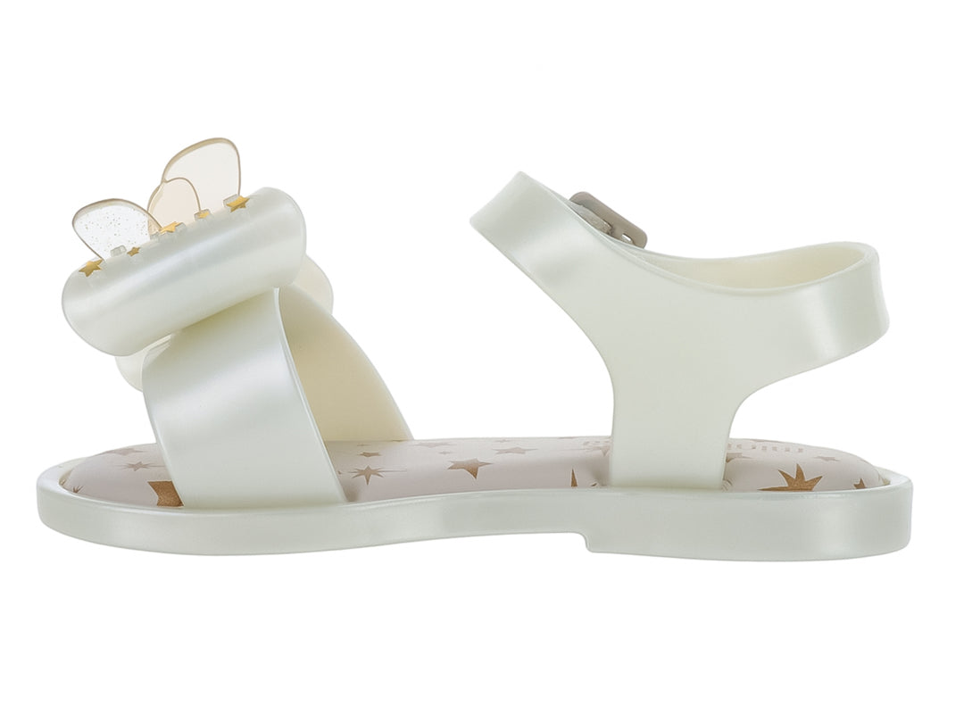 Sandalia blanca para bebé de Mini Melissa con adorno de mariposa y estrellas doradas.