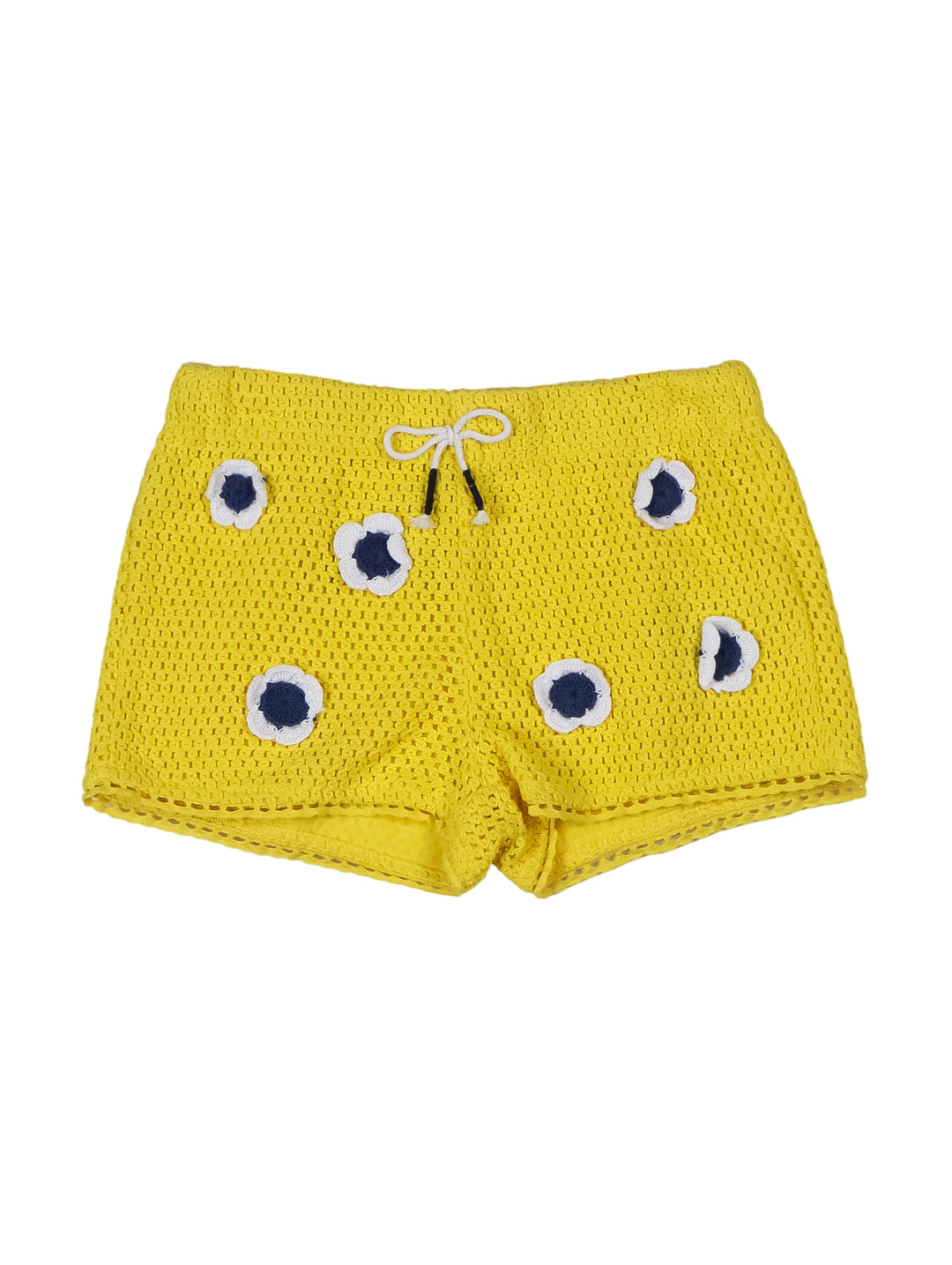 Short amarillo para niña con aplicaciones de flores blancas y azules y cordón ajustable en la cintura.