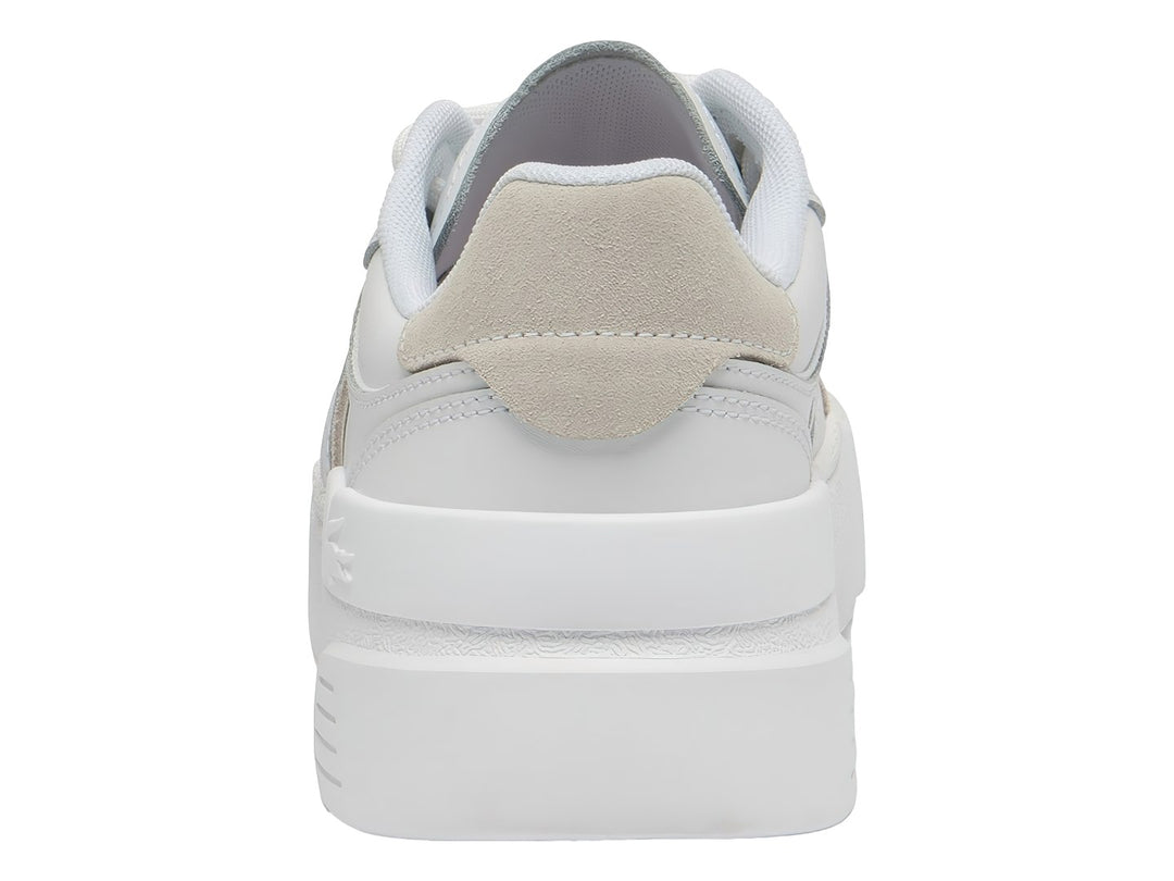 Tenis Lacoste en color blanco y blanco roto con suela de plataforma gruesa.
