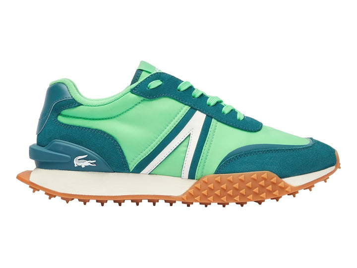 Tenis deportivos Lacoste en tonos verde claro y oscuro con suela marrón dentada y franja blanca lateral.