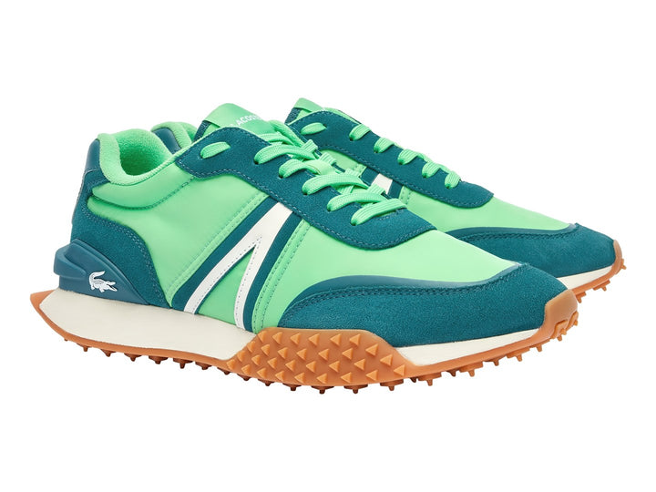 Tenis deportivos Lacoste en tonos verde claro y oscuro con suela marrón dentada y franja blanca lateral.
